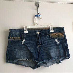 ALLEN B DISTRESSED SHORTS W/ CAMOUFLAGE ACCENTS